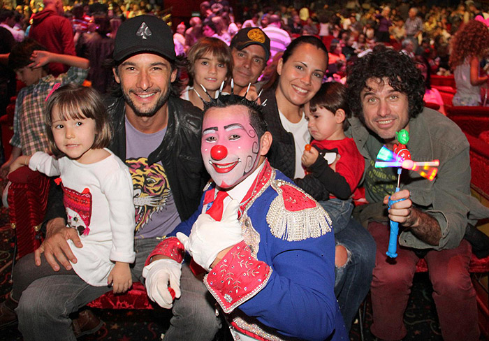 Rodrigo Santoro e Eriberto Leão curtem noite no circo com a família