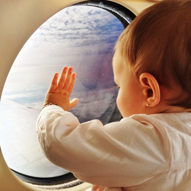 Gisele Bündchen mostra a filha na janelinha do avião