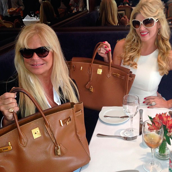 Val Marchiori e Bya Barros se encontram com bolsas idênticas