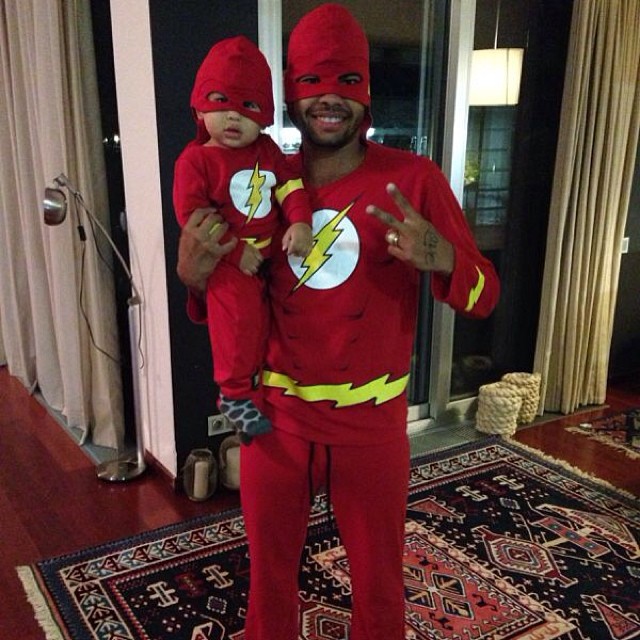 Dentinho se fantasia de Flash com o filho