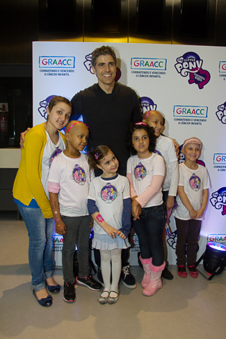 Reynaldo Gianecchini participa de evento com crianças do GRAAC