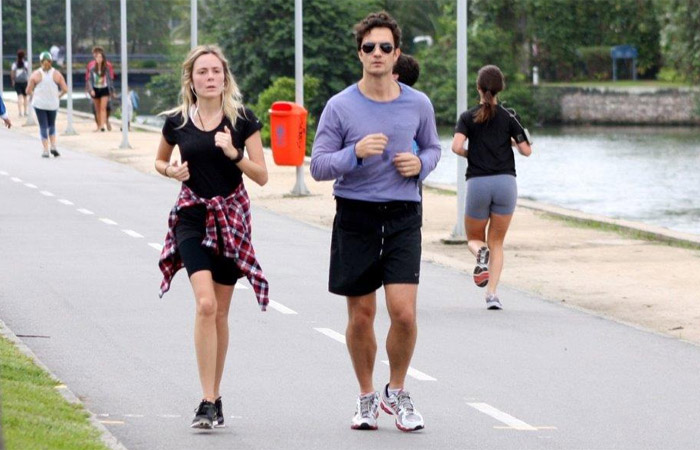 Gabriel Braga Nunes se exercita com a namorada, no Rio