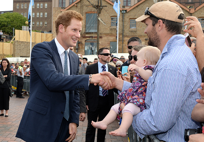 Príncipe Harry faz careta para criancinha durante evento na Austrália