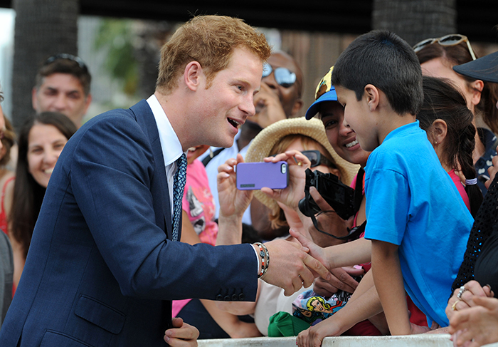 Príncipe Harry faz careta para criancinha durante evento na Austrália