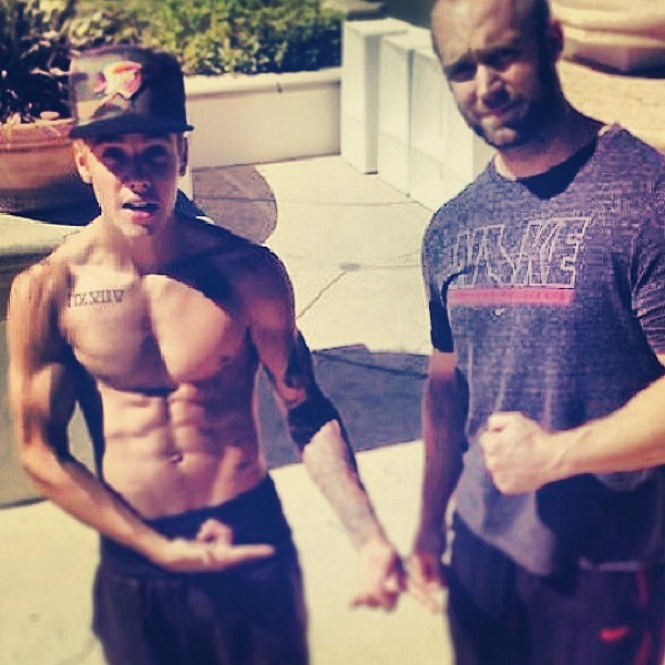 Justin Bieber mostra barriga tanquinho ao lado de seu personal