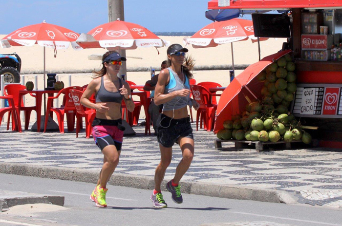 Cynthia Howlett corre na orla da praia do Leblon, Zona Sul do Rio
