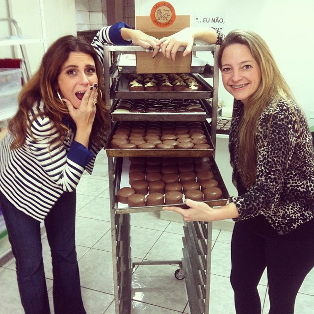 Giovanna Antonelli se entrega a pão de mel em visita a uma fábrica