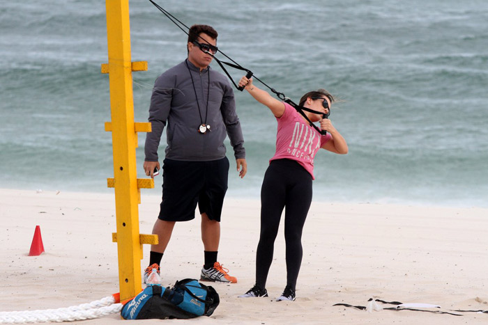 Fernanda Souza malha e ajuda catadora de latinhas, na praia