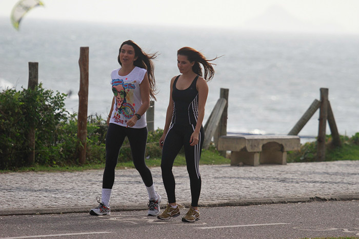 Deborah Secco caminha com amiga em praia carioca