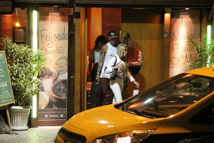 Barbara Evans e Mateus Verdelho jantam juntos no Rio