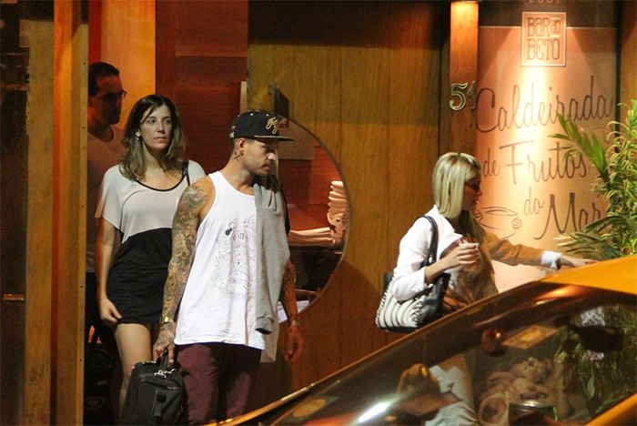 Barbara Evans e Mateus Verdelho jantam juntos no Rio