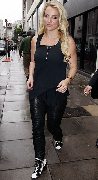 Toda de preto, Britney Spears almoça em Londres
