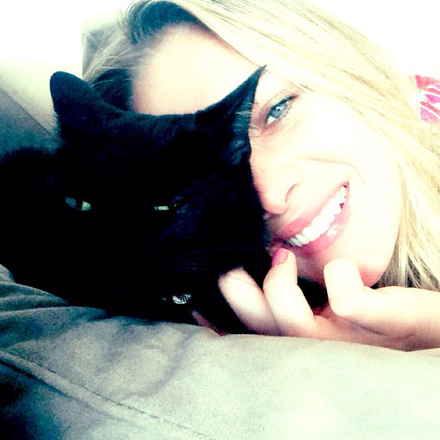 Sem medo, Fiorella Mattheis adota gato preto