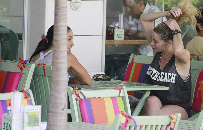 Danielle Winits almoça com uma amiga no Rio