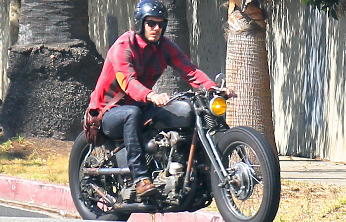 David Beckham dá uma volta por Beverly Hills em sua moto personalizada