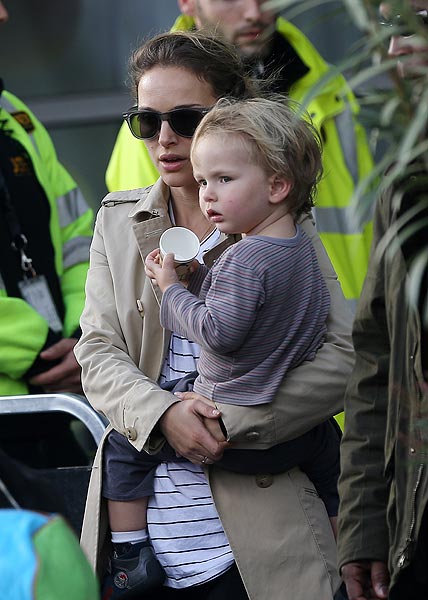 Natalie Portman aterrissa em Paris com seu filho Aleph