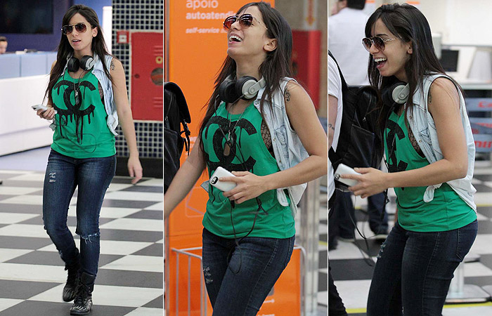  Anitta desembarca em São Paulo toda animada com o fone no pescoço