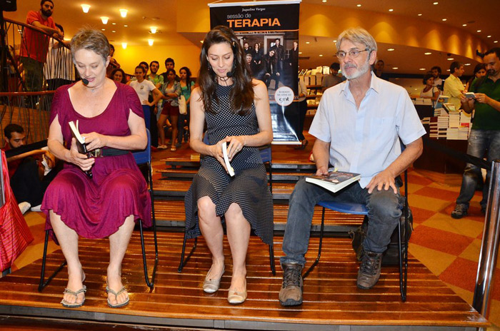Maria Fernanda Cândido participa de noite de autógrafos de Sessão de Terapia