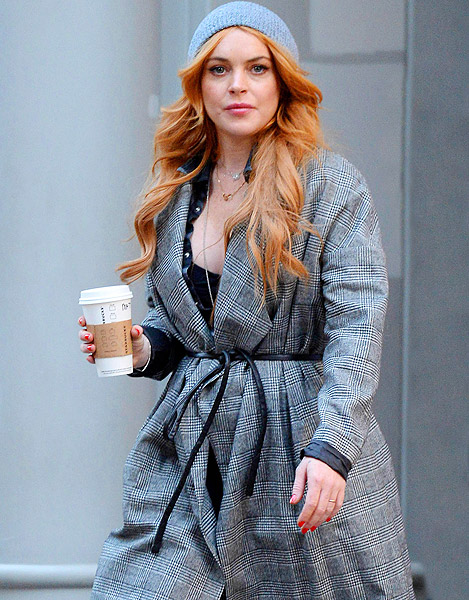 Após negar que voltou a beber, Lindsay Lohan compra café em NY