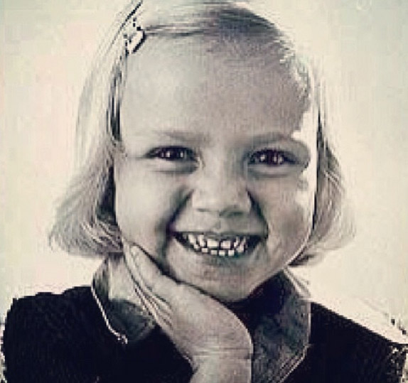 Eliana dá bom dia aos seguidores com foto da sua infância