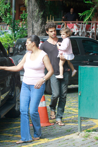 Sem aliança, Cauã Reymond leva a filha Sofia na farmácia no Rio