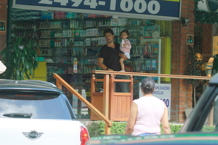 Sem aliança, Cauã Reymond leva a filha Sofia na farmácia no Rio