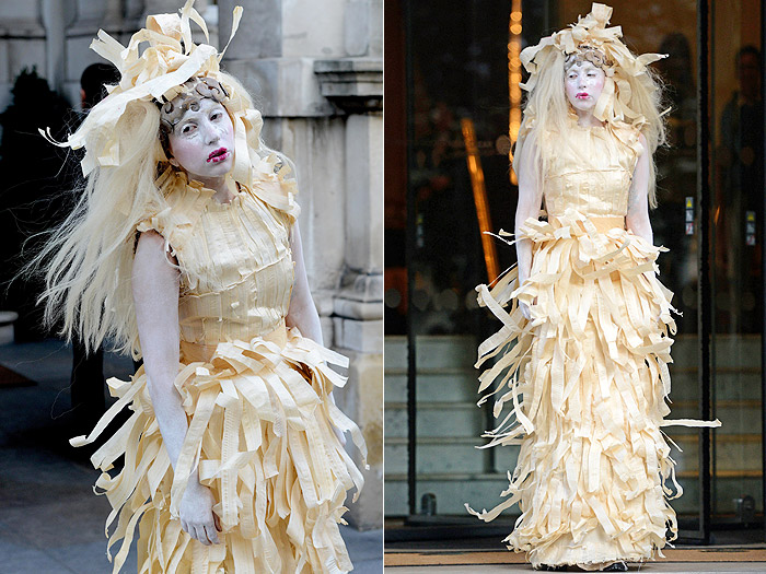Lady Gaga usa vestido de papel crepom para sair em Londres