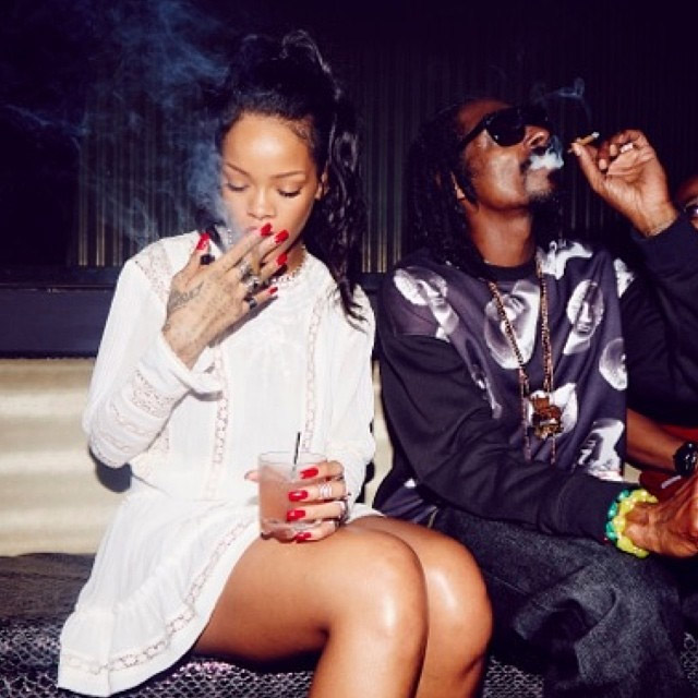 Rihanna e Snoopy Dogg fazem fumacê juntos