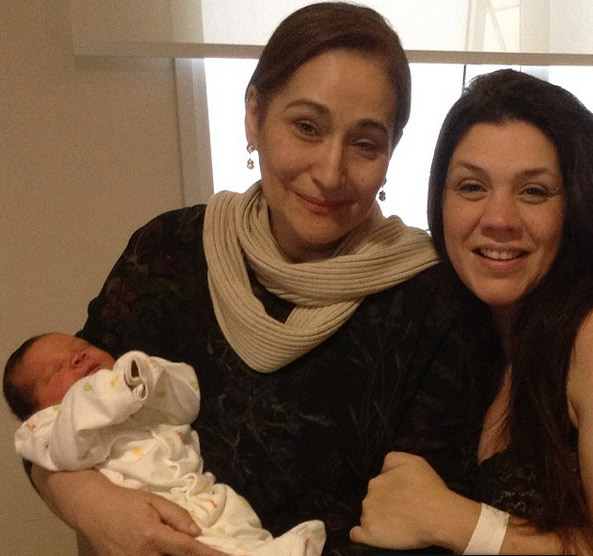Sônia Abrão mostra o bebê recém-nascido de Simony 
