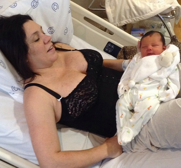 Sônia Abrão mostra o bebê recém-nascido de Simony 