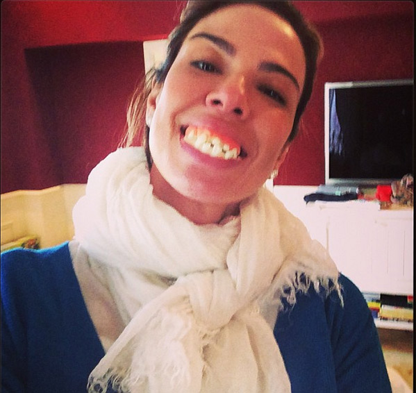 Luciana Gimenez apavora com dentadura no Dia das Bruxas