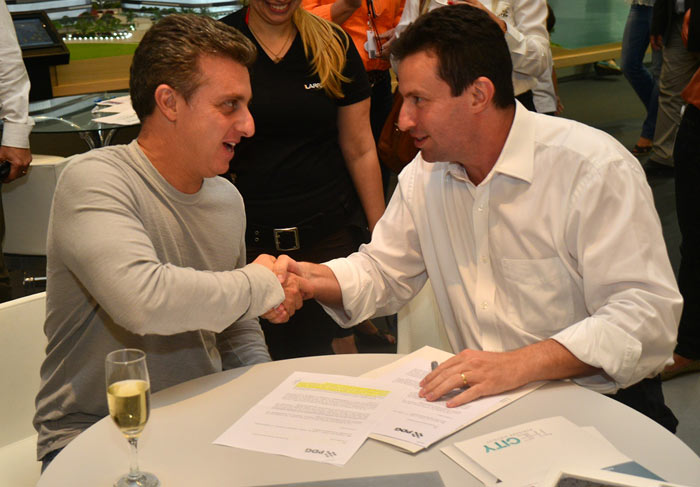 Luciano Huck fecha negócios no RJ