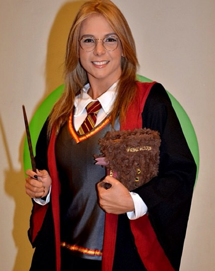 Carla Perez se fantasia como professora de Harry Potter
