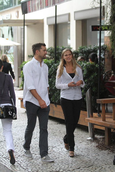 Joshua Jackson e Diane Kruger almoçam em restaurante de Ipanema