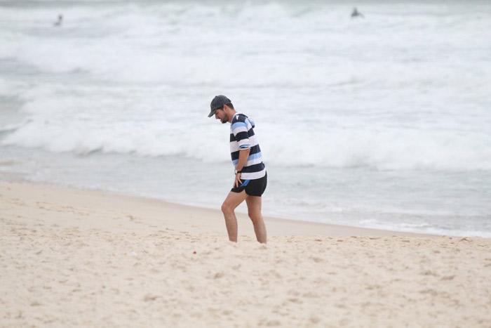 Marcelo Serrado se exercita na praia em Ipanema com personal trainer