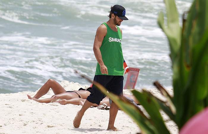 Ex-BBB Diego Alemão e Kayky Brito passeiam pela praia da Barra
