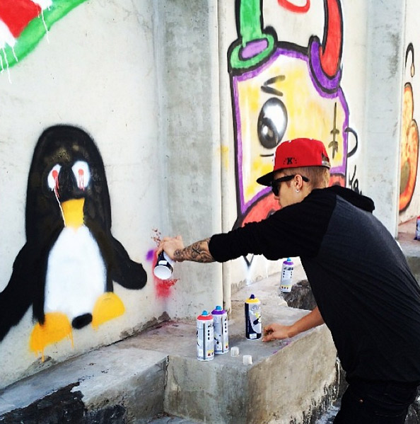  Justin Bieber segue grafitando e fala que não faz nada sem autorização