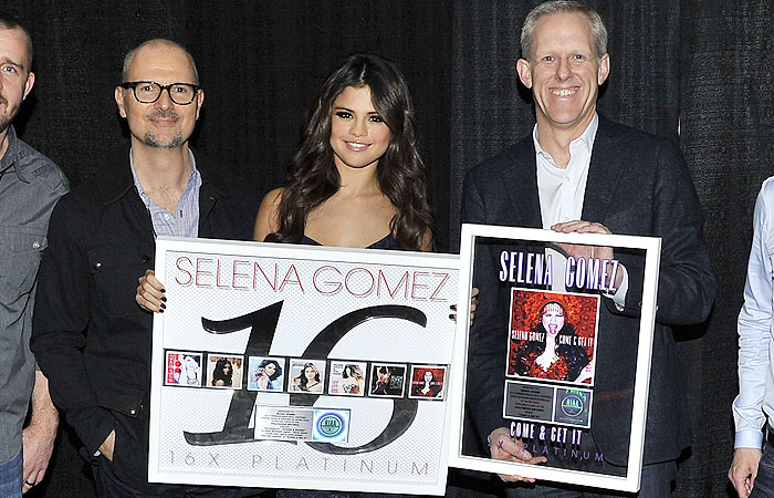 Selena Gomez recebe disco de platina após sucesso no mercado digital