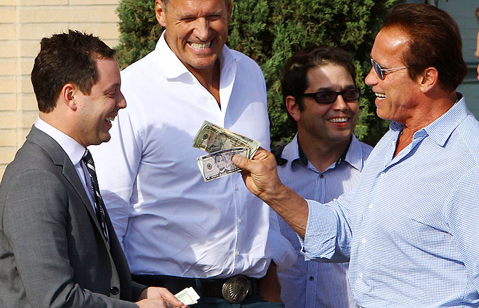 Arnold Schwarzenegger dá gorjeta generosa para manobrista