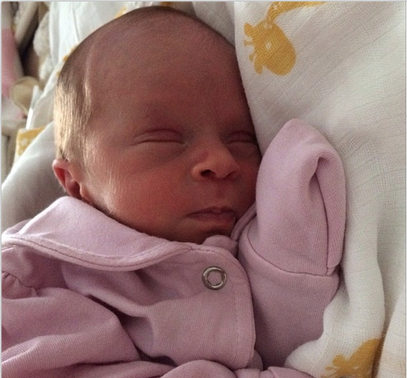 Solange Almeida posta foto de sua filha recém-nascida 