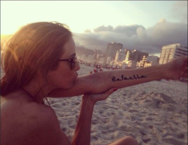 Ticiane Pinheiro mostra tatuagem que fez com o nome da filha Rafaella