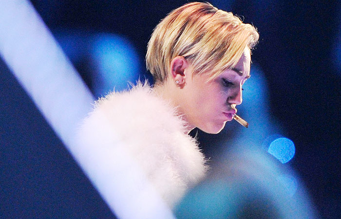 Miley Cyrus fuma cigarro suspeito no palco, em Amsterdã