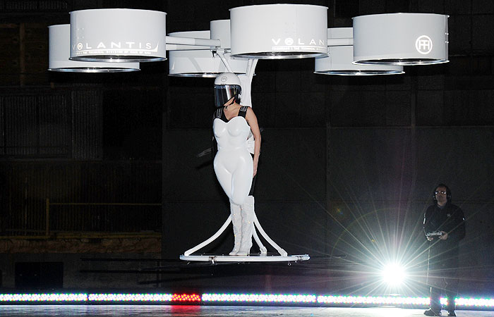 Lady Gaga lança trabalho usando vestido que voa