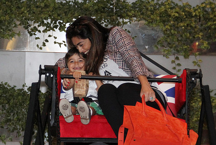 Juliana Paes e seu filho se divertem na roda gigante
