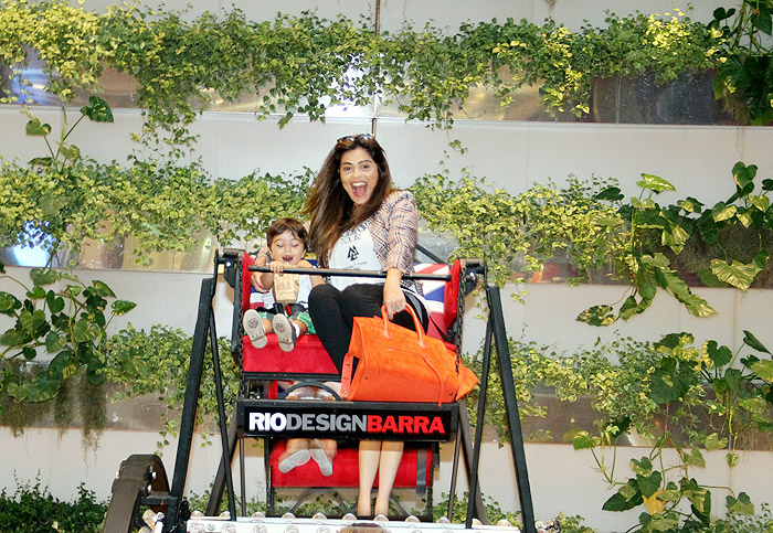 Juliana Paes e seu filho se divertem na roda gigante