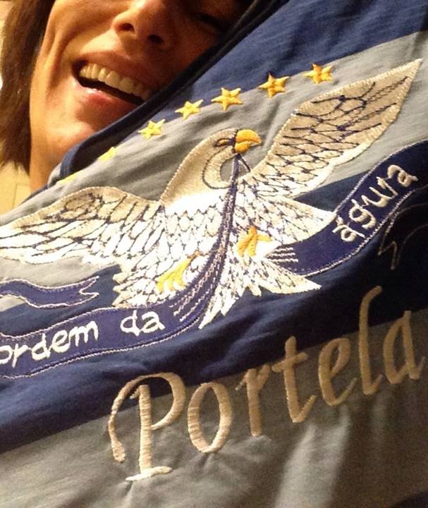Em clima de carnaval, Glória Pires abraça a bandeira da Portela
