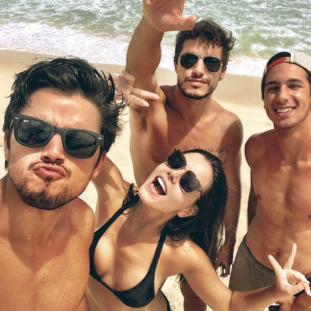 Rodrigo Simas curte praia com Giovanna Lancellotti e amigos