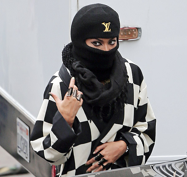 Beyoncé esconde o rosto usando gorro de grife francesa