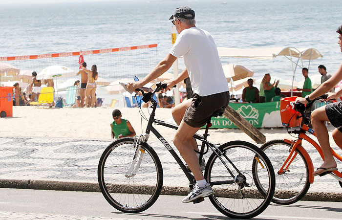Marcos Caruso anda de bicicleta no Leblon