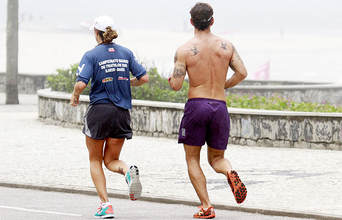 Sem camisa, Juliano Cazarré mostra a boa forma ao correr na praia